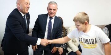 Haradinaj viziton familjen Bunjaku: Sot kujtojmë trimërinë, vendosmërinë dhe sakrificën sublime të Afrim Bunjakut