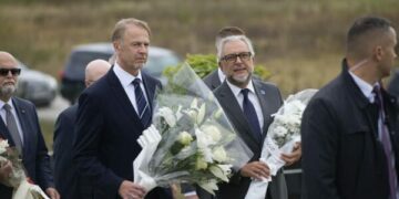 Shefi i Zyrës së BE-së bën nderime tek va*rri i Afrim Bunjakut me rastin e 1 vjetorit të vr*asjes në Banjskë