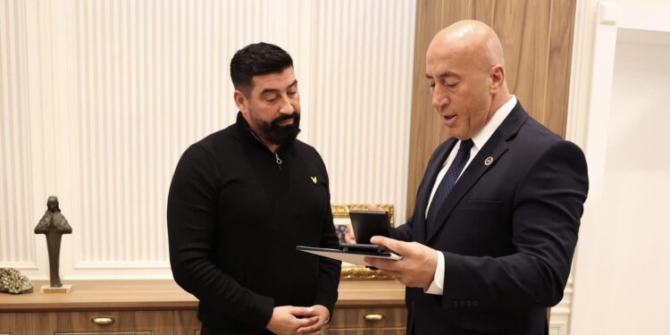 Haradinaj e nderon këngëtarin Meda me medaljen “Me besim në Zot, Atdhe e Shtet”