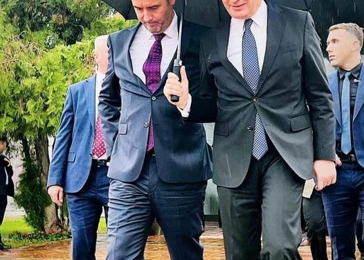 Aktivisti i VV-së publikon fotografinë e Kurtit me Konjufcën nën çadër: Krenari!
