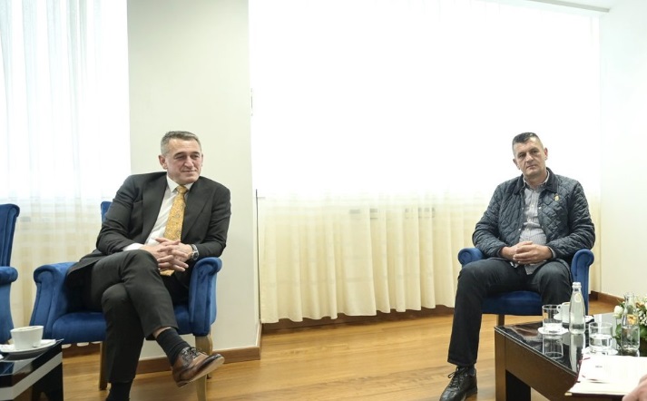 Fondet dhe veprimet e dyshimta: Akuza të ashpra mes ministrit Rashiq dhe Radomiroviqit pas shkarkimit