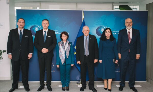 Takimi i organizuar dje nga Borrell, Osmani publikon foton e përbashkët, aty s’është Vuçiq