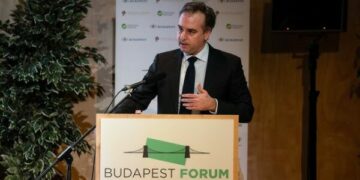 Ambasadori i SHBA’së në Budapest godet ashpër regjimin e Orbanit, fjalimi i plotë që s’duhet ta humbni