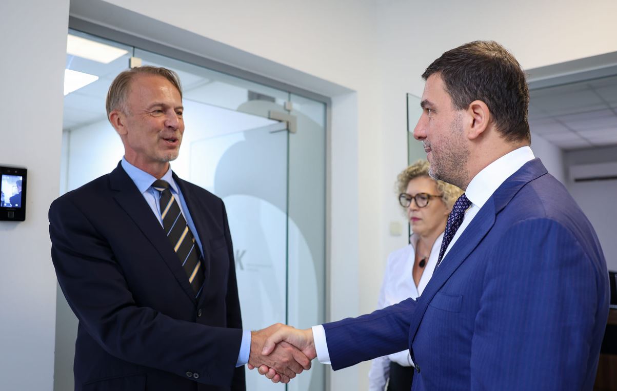Krasniqi takohet me shefin e ri të BE-së: PDK e përkushtuar për rrugëtimin evropian të Kosovës