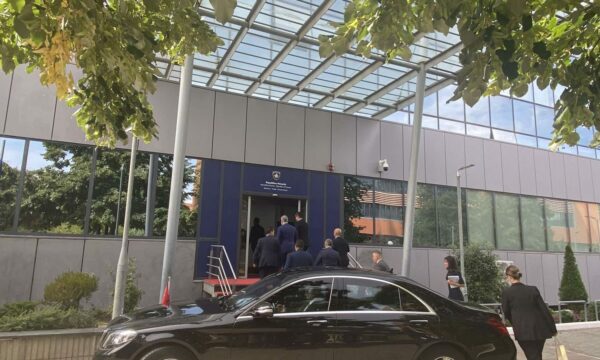 Kryediplomati turk mbërrin në Qeveri, takohet me Kurtin