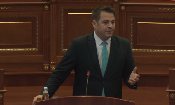 Muja thotë se rritja ekonomike është “arma e fortë” e Qeverisë që s’po diskutohet, të qeshura në Kuvend