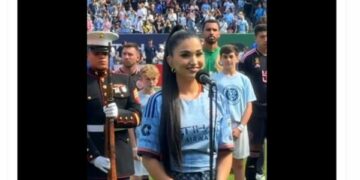 Këngëtarja shqiptare interpreton himnin amerikan, Lionel Messi afër saj