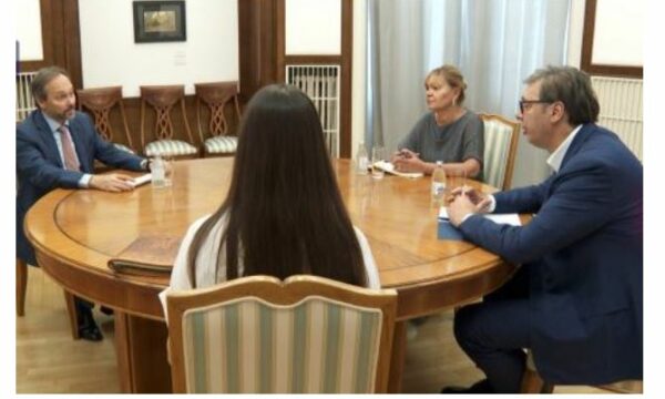 Shefi i Delegacionit të BE-së në Serbi takon Vuçiqin, flasin për Kosovën
