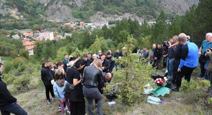 Provokojnë serbët: Ndezin qirinj në vendin ku u vranë terroristët në Banjskë