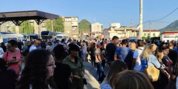 Protestojnë serbët në Mitrovicë të Veriut, kërkojnë të kthehen në punë në komunën paralele