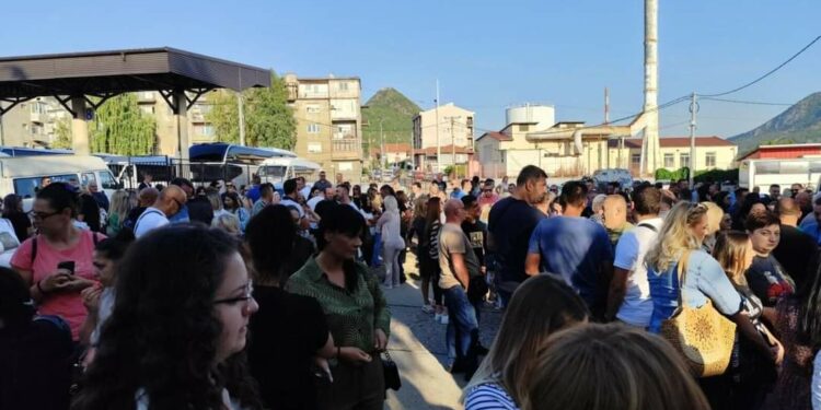 Protestojnë serbët në Mitrovicë të Veriut, kërkojnë të kthehen në punë në komunën paralele