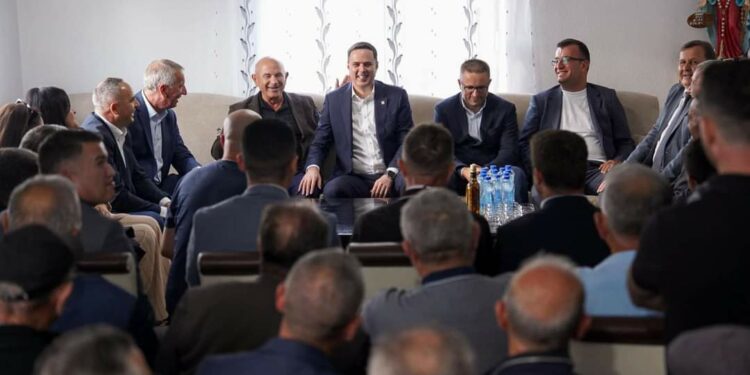 Nga një “sallon” në Klinë, ekzagjeron Abdixhiku: Duhet të vendosim a po i kthehemi rrugëtimit tonë tradicional, apo ta dorëzojmë Kosovën tek e majta