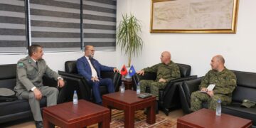 Komandanti i FSK-së, Jashari priti në takim ambasadorin e Shqipërisë