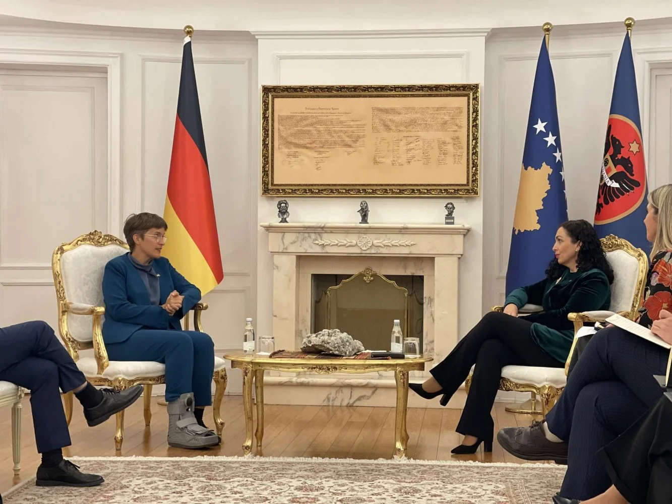 Ministrja gjermane arrin në Prishtinë, pritet nga Osmani