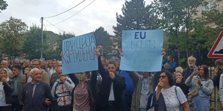 Serbët lokalë protestojnë para stacionit të Policisë në Veri, kërkojnë lirimin e 4 të arres’tuarve