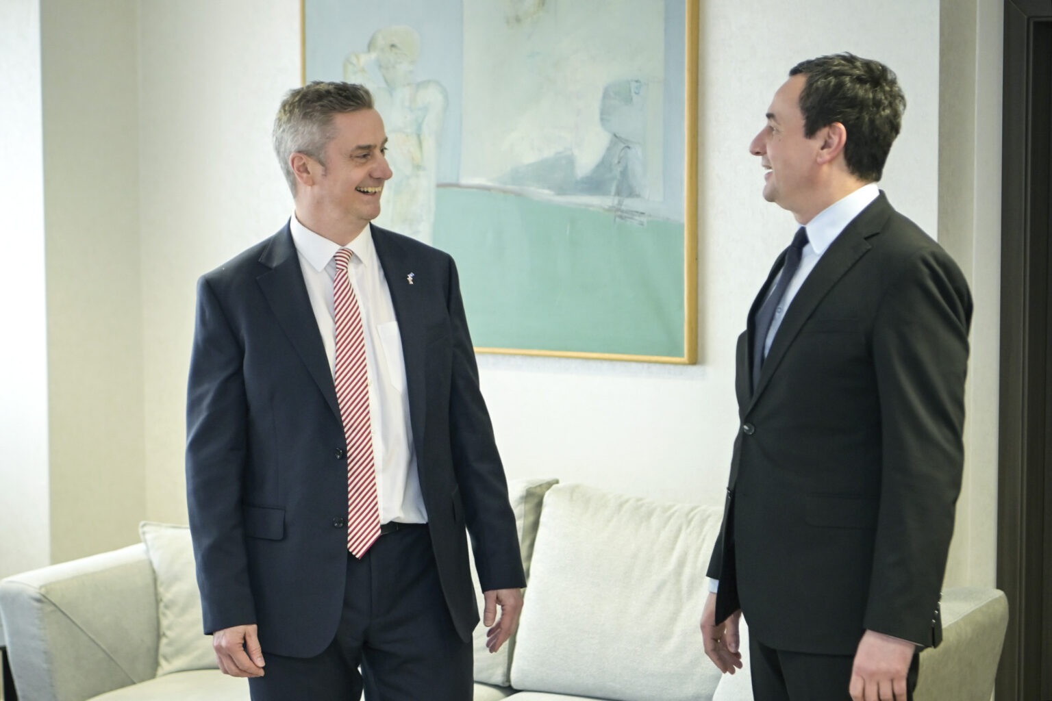 Ambasadori britanik bën thirrje për zbatim të Marrëveshjes së Ohrit