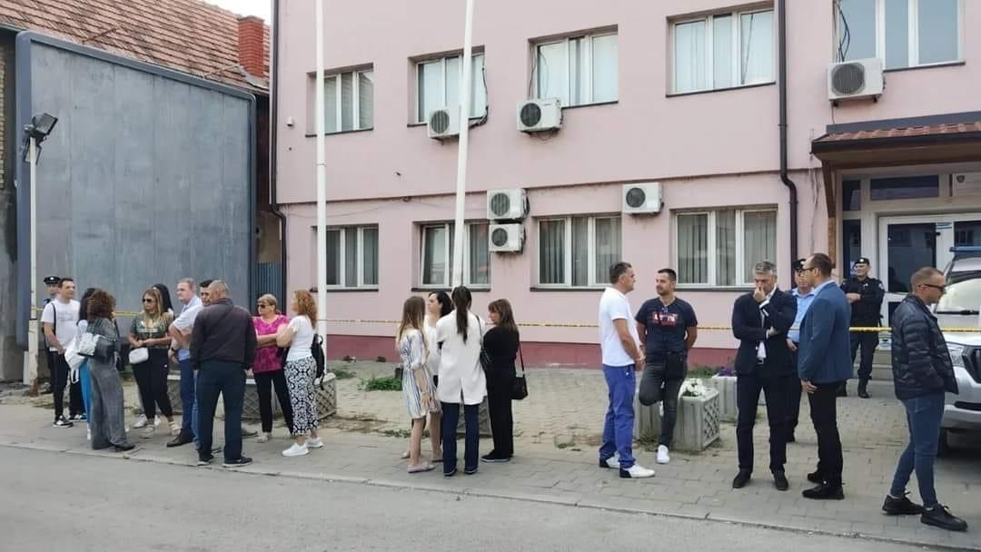Edhe sot serbët janë tubuar para ndërtesës komunale të Mitrovicës së Veriu