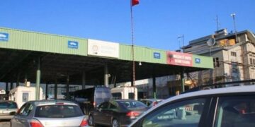 Fundjavë me fluks në Morinë, kosovarët për pushime në Shqipëri edhe në shtator