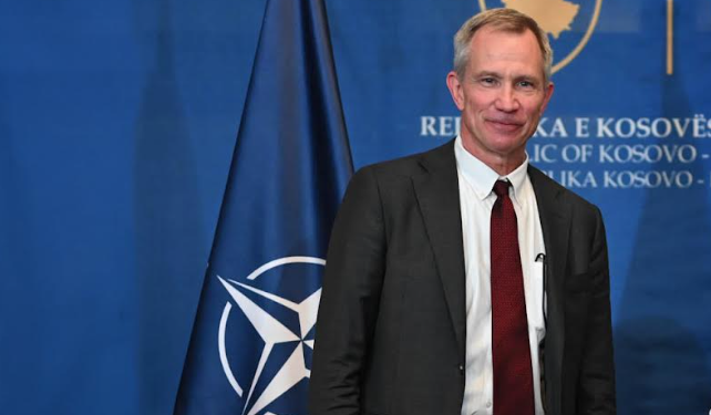 Zyrtari i NATO’s takohet ndaras me Bislimin dhe Petkoviqin, ka një porosi për dy palët lidhur me Urën e Ibrit