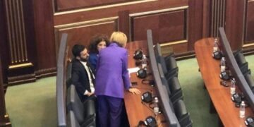 Dy deputetë “ndahen” nga VV-ja, Kusari-Lila tentoi t’i bind të votojnë