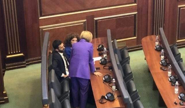 Dy deputetë “ndahen” nga VV-ja, Kusari-Lila tentoi t’i bind të votojnë