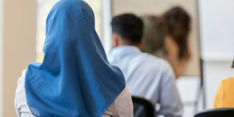 Deputetët kërkojnë ndryshimin e UA-së që ndalon bartjen e shamisë në shkolla