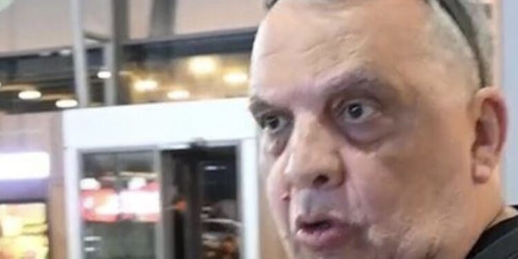 “Qita të UÇK-së t’leshit”: Mërgimtari nga Amerika ofendon Thaçin e Haradinajn, fëmijët thotë se i ka amerikanë