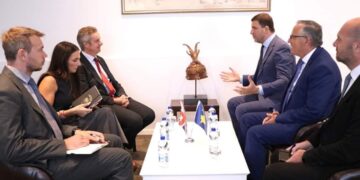 Ambasadori britanik takohet me Bedri Hamzen dhe Krasniqin, diskutojnë për zhvillimet e fundit dhe zgjedhjet