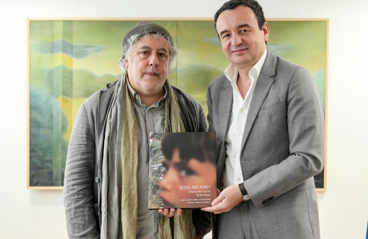 Kryeministri Kurti takohet me fotoreporterin Haviv: Mirënjohës për dokumentimin e kri’meve të Serbisë