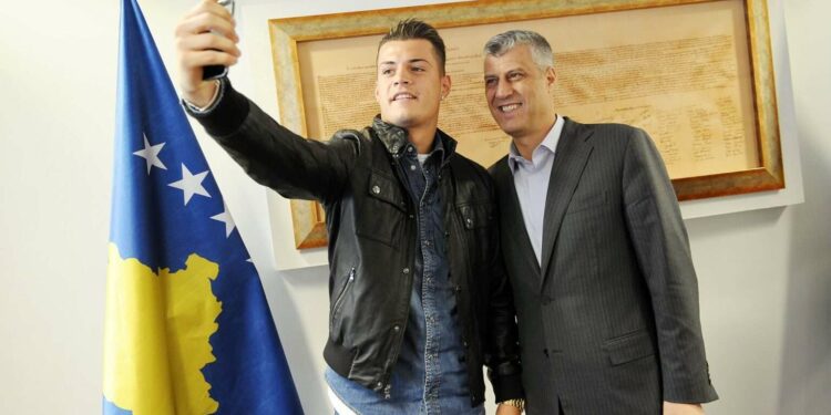 Me një foto nga takimi me Hashim Thaçin, Endriti e uron Xhakën që u nominua për Topin e Artë