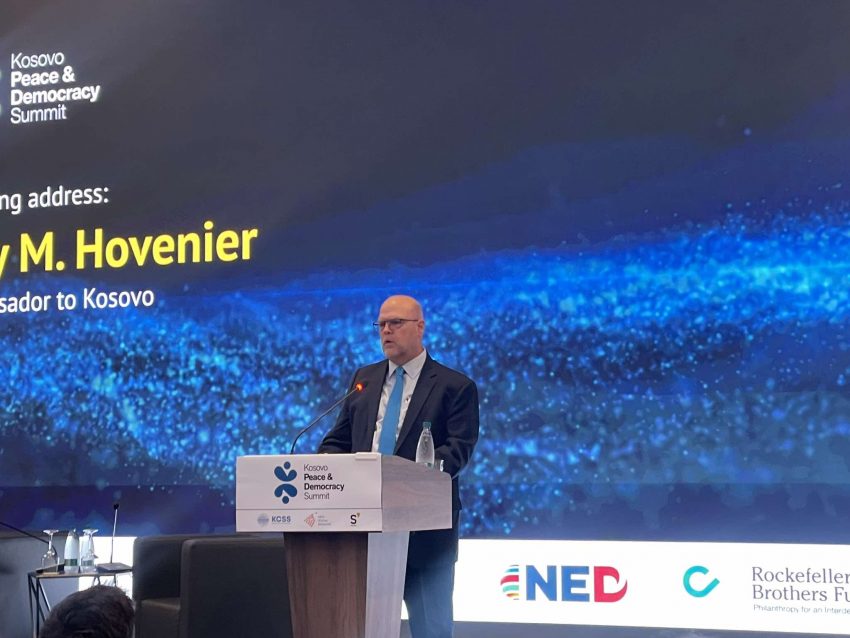 Hovenier me thirrje për Kosovën dhe Serbinë: Merreni seriozisht dialogun