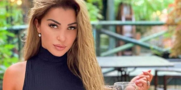 E veshur në bikini, Roza Lati nxjerrë në pah… (Foto)