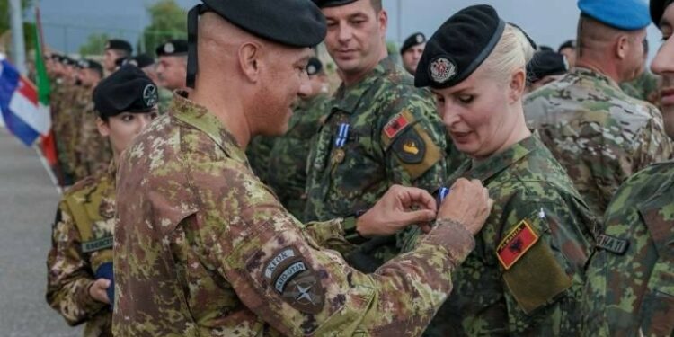 Një togë e kontingjentit shqiptar përfundon misionin në KFOR, nderohen me medalje