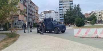 Automjete të blinduara të policisë shihen te bizneset e sapohapura dhe një shumë afër Urës në pjesën veriore