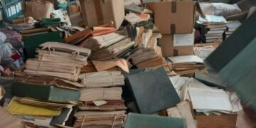 Policia e dorëzon në Agjencinë e Arkivave materialin arkivor që e gjeti në komunat ilegale në Veri