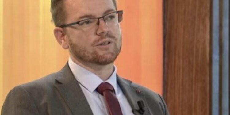 Zv/ministri Vokrri që u ballafaqua me Arsenijeviqin: E ftova për kafe që t’i tregoj se jemi shoqëri demokratike
