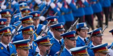 Vuçiq nënshkruan marrëveshjen për rikthimin e shërbimit të detyrueshëm ushtarak në Serbi