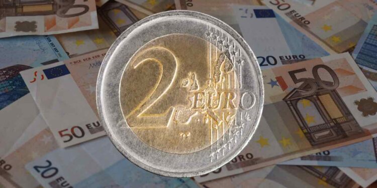 Konfiskohen dhjetëra 2-she, 1-she e 100-she false të deponuara nga klientët e një banke në Prizren