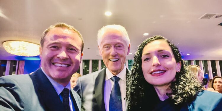 Osmani merr pjesë në pritjen e organizuar nga Bill dhe Hillary Clinton në New York