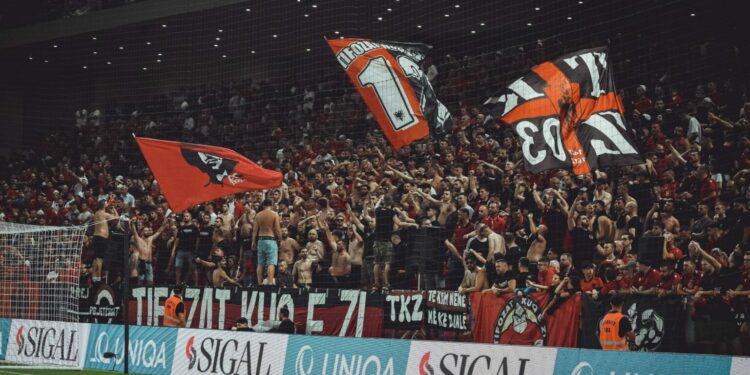 “Akt i turpshëm”, Tifozat Kuq e Zi reagojnë ashpër për organizimin e përbashkët të Kampionatit Evropian mes Shqipërisë dhe Serbisë