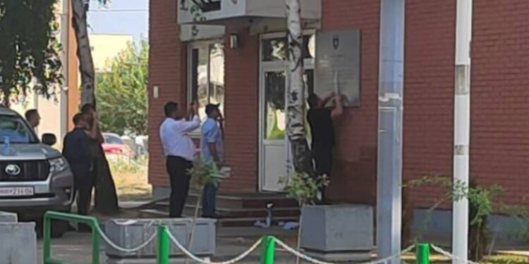 “Kosovo Online” publikon pamje nga vendosja e pllakave të institucioneve të Kosovës nëpër objektet e komunave ilegale