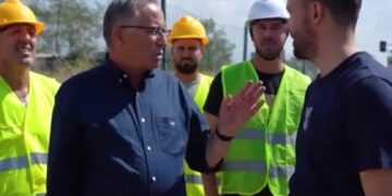 Hamza e Tahiri vizitojnë banorët e fshatit Kçiq: Do të kenë rrugë më të mira brenda fshatit