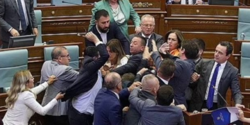 Grushtet në Kuvend: Pas pajtimit për ndërmjetësim mes VV-së e PDK-së, hudhet poshtë aktakuza