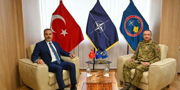 Komandanti i KFOR-it takohet me ministrin turk, flasin për situatën e sigurisë në Kosovë