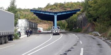 Vazhdon qarkullimi i automjeteve në pikat kufitare Kosovë-Serbi