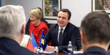 Kurti, nga zemra e demokracisë në botë, sulmon mediat në Kosovë