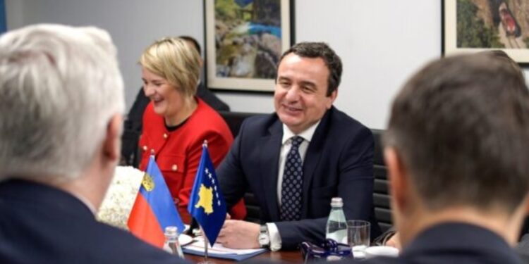 Kurti, nga zemra e demokracisë në botë, sulmon mediat në Kosovë