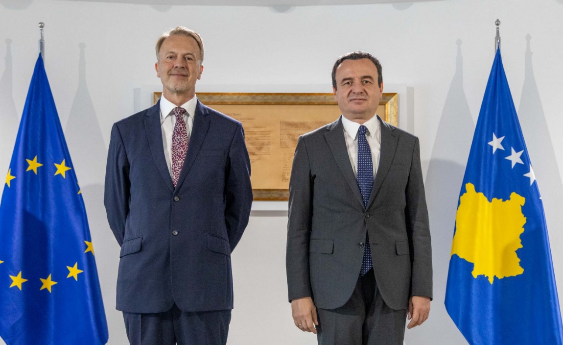 “Mezi e pres bashkëpunimin tonë”, ambasadori i ri i BE-së takohet me Kurtin