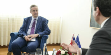 Kurti takohet me ambasadorin britanik, ZKM-ja s’përmend mospajtimet e fundit: Diskutuan për marrëdhëniet bilaterale e zhvillimet në vend