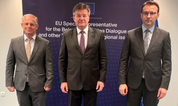 BE dëshiron kthimin e serbëve në institucione e implementimin e Asociacionit, Bislimi e Petkoviq në Bruksel